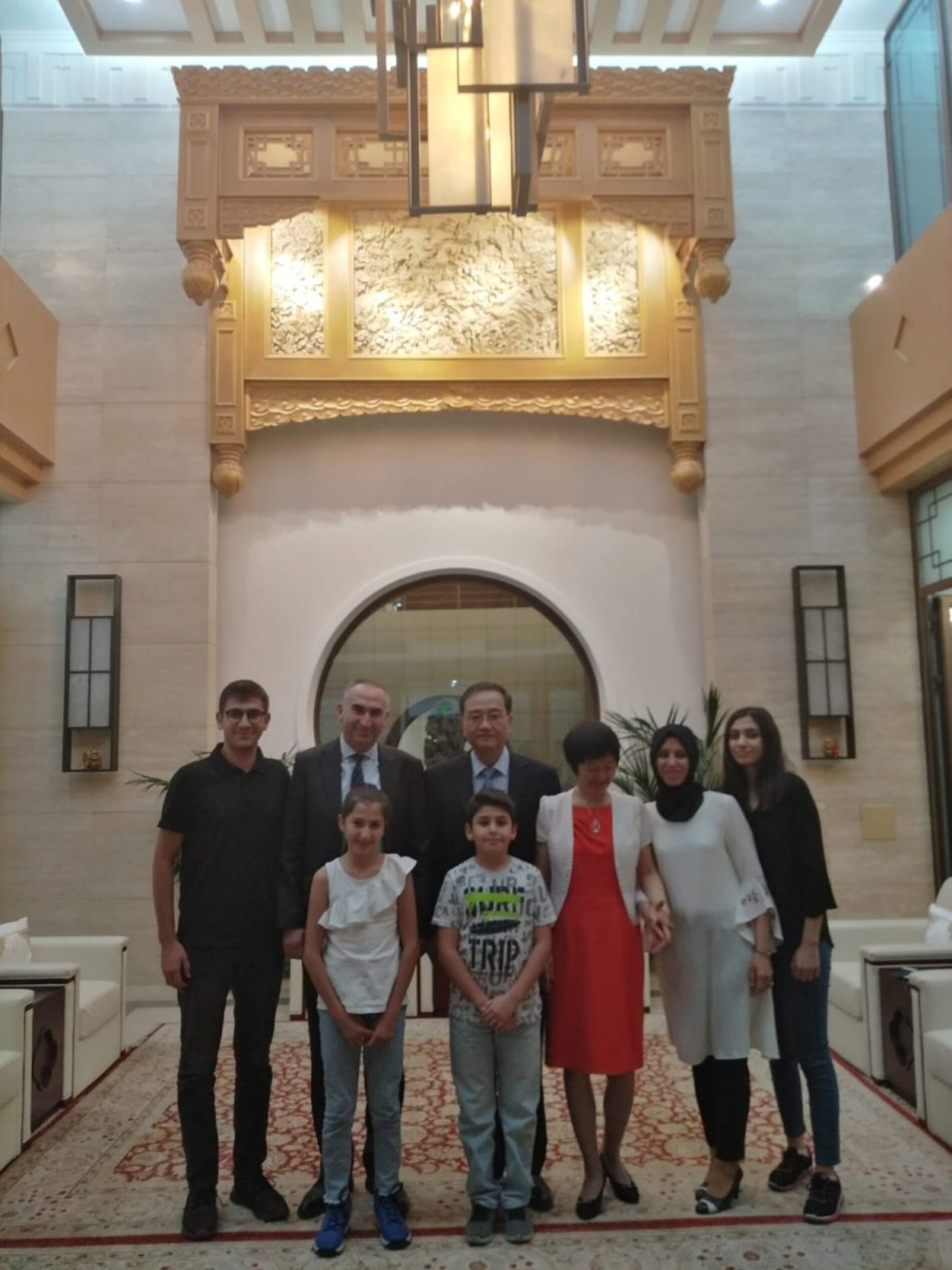 协会会长İHSAN BEŞER和家属在中国驻土耳其大使馆与邓励大使和大使夫人共同进餐