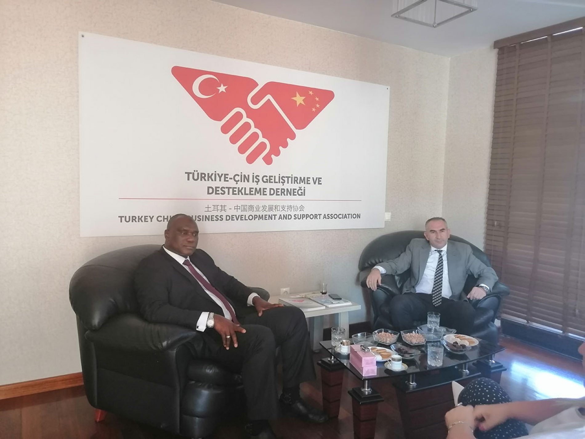冈比亚大使SERING MODOU NJIE在土耳其-中国商业发展和支持协会总部拜访了协会会长İHSAN BEŞER
