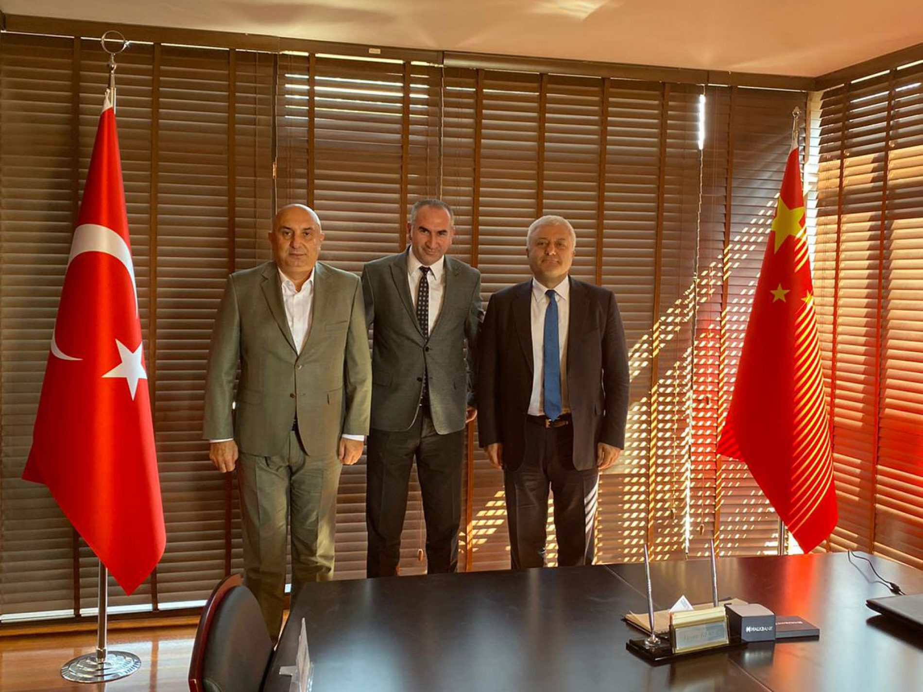共和人民党副主席Tuncay ÖZKAN和党派代主席Mr. Engin ÖZKOÇ拜访了协会会长İhsan BEŞER