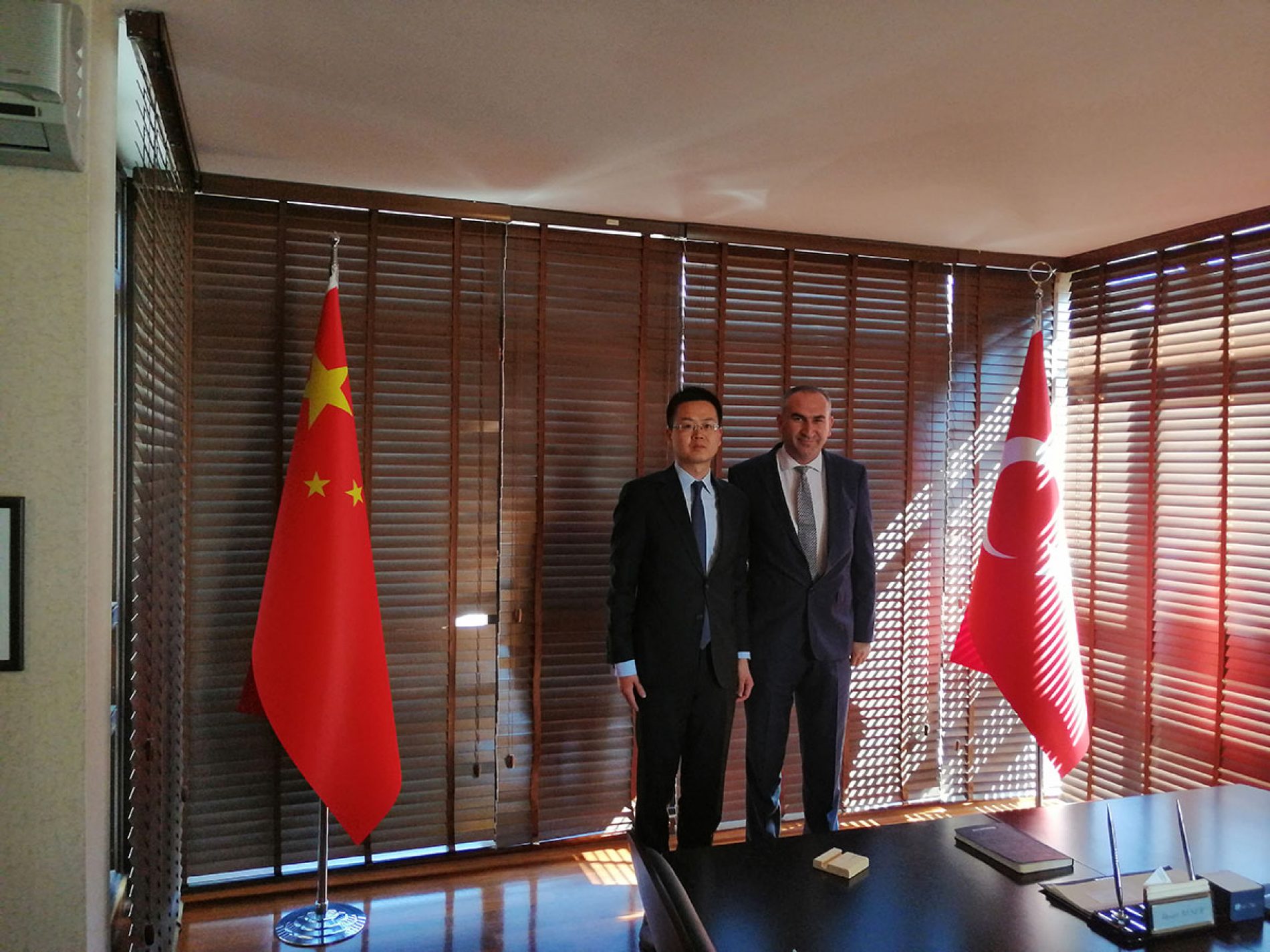 中国驻土耳其大使馆副秘书长访问了协会会长İhsanBEŞER