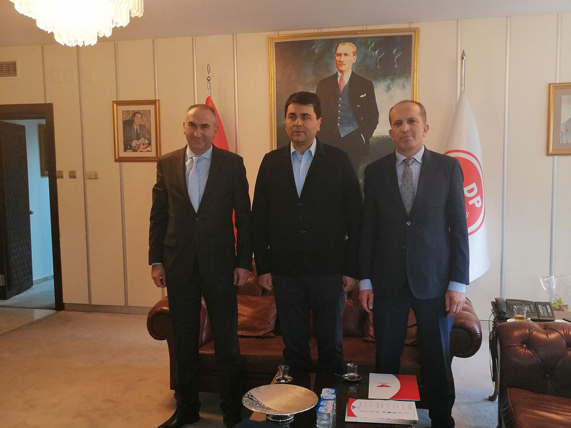 协会会长İhsanBEŞER拜访了民主党主席Gültekin UYSAL