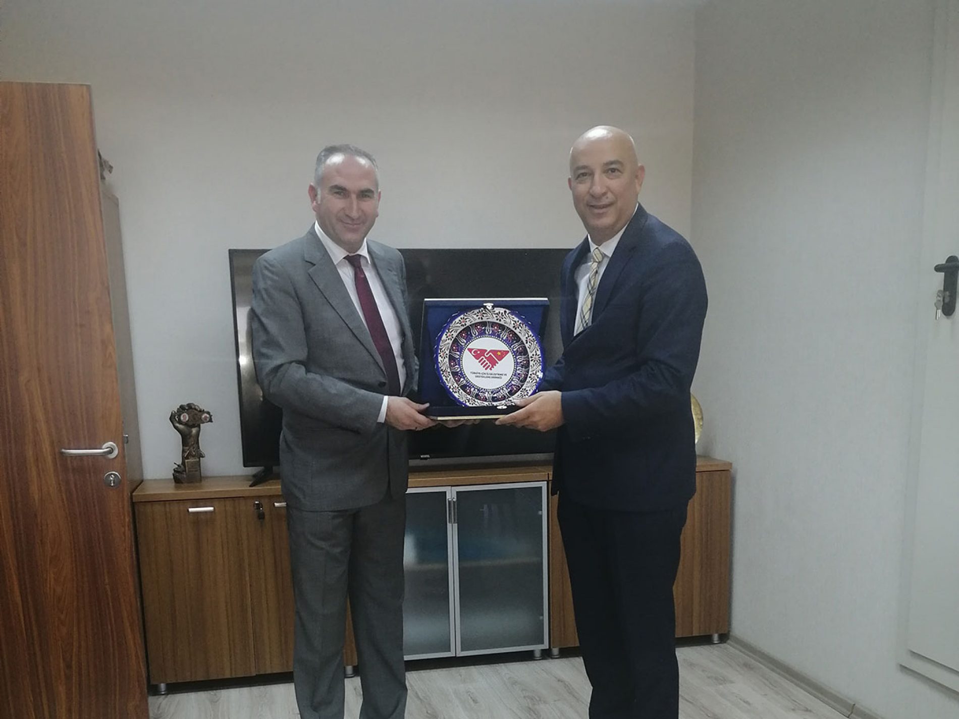 协会会长İhsanBEŞER访问了KOSGEB中小企业发展部负责人Erdal ÇINAR