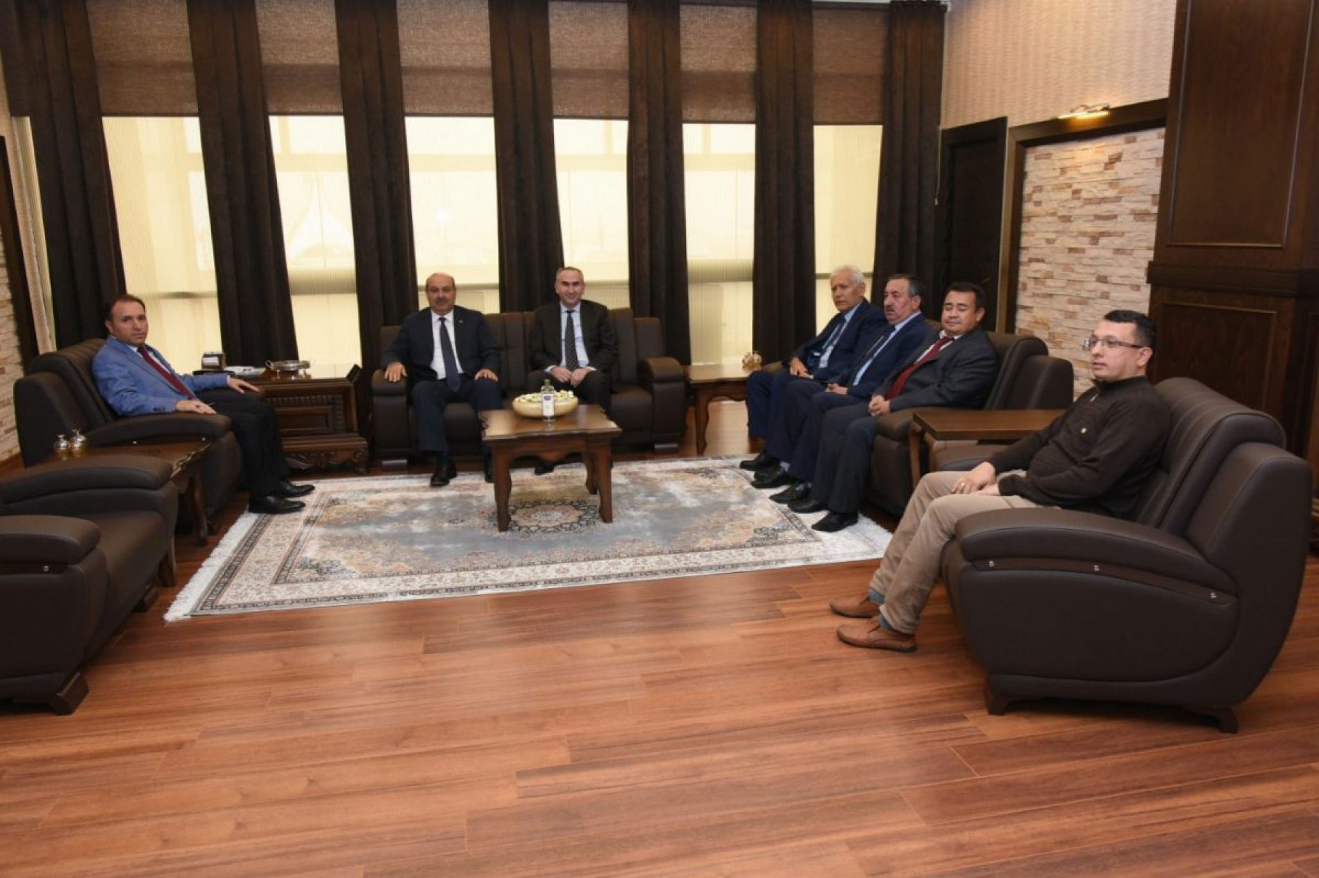 协会会长İhsan BEŞER和陪同代表团拜访了阿菲永科加特佩大学校长Mehmet KARAKA