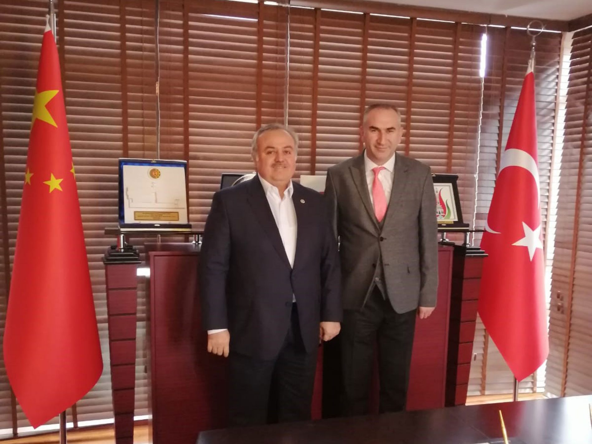 土耳其大国民议会（TBMM）医用芳香植物市场与研究委员会副会长正义与发展党代表Recep ŞEKER和卡拉曼商务人士访问了协会会长