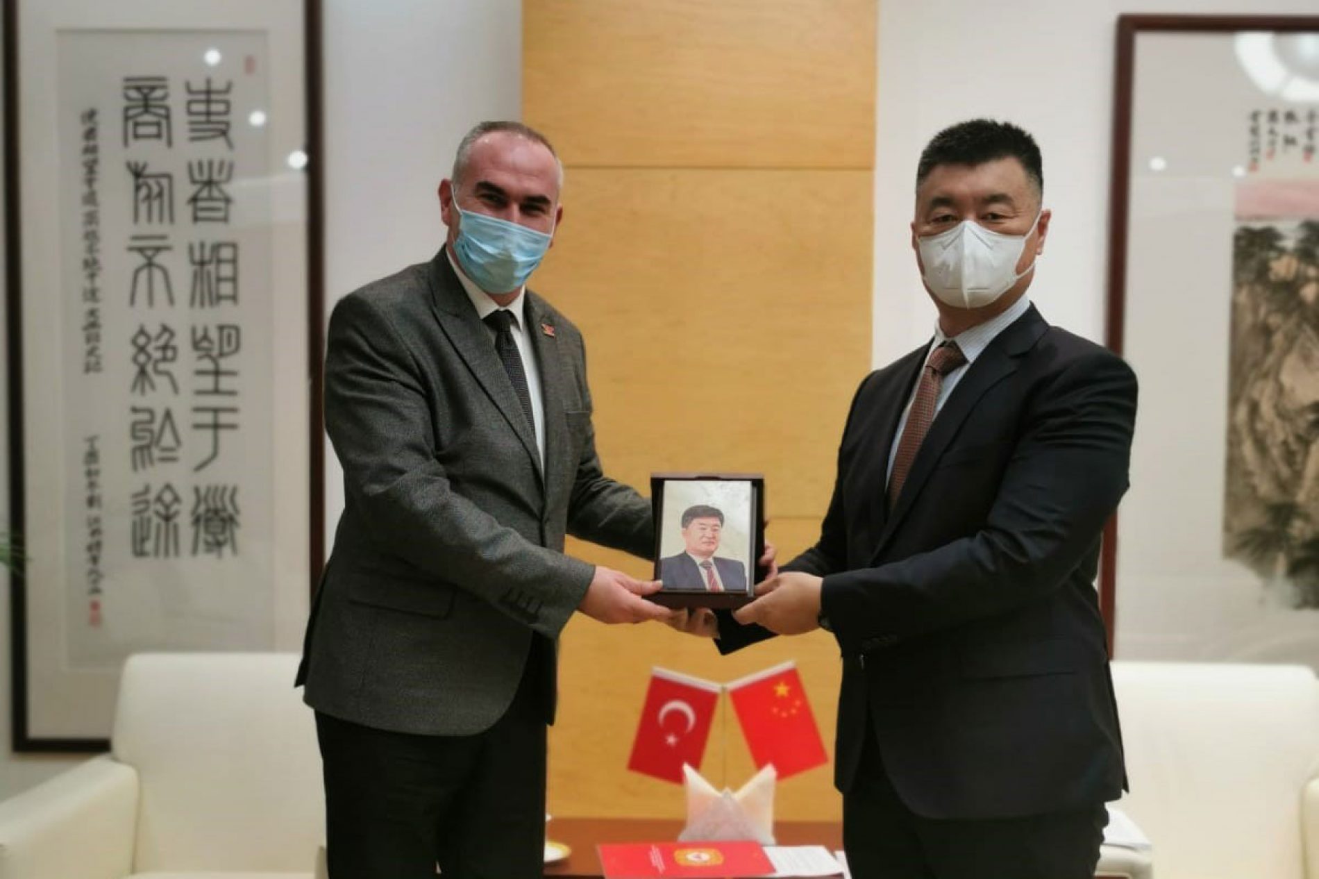 协会会长İhsan BEŞER拜访了中国驻土耳其大使馆经济商务处参赞刘毓骅