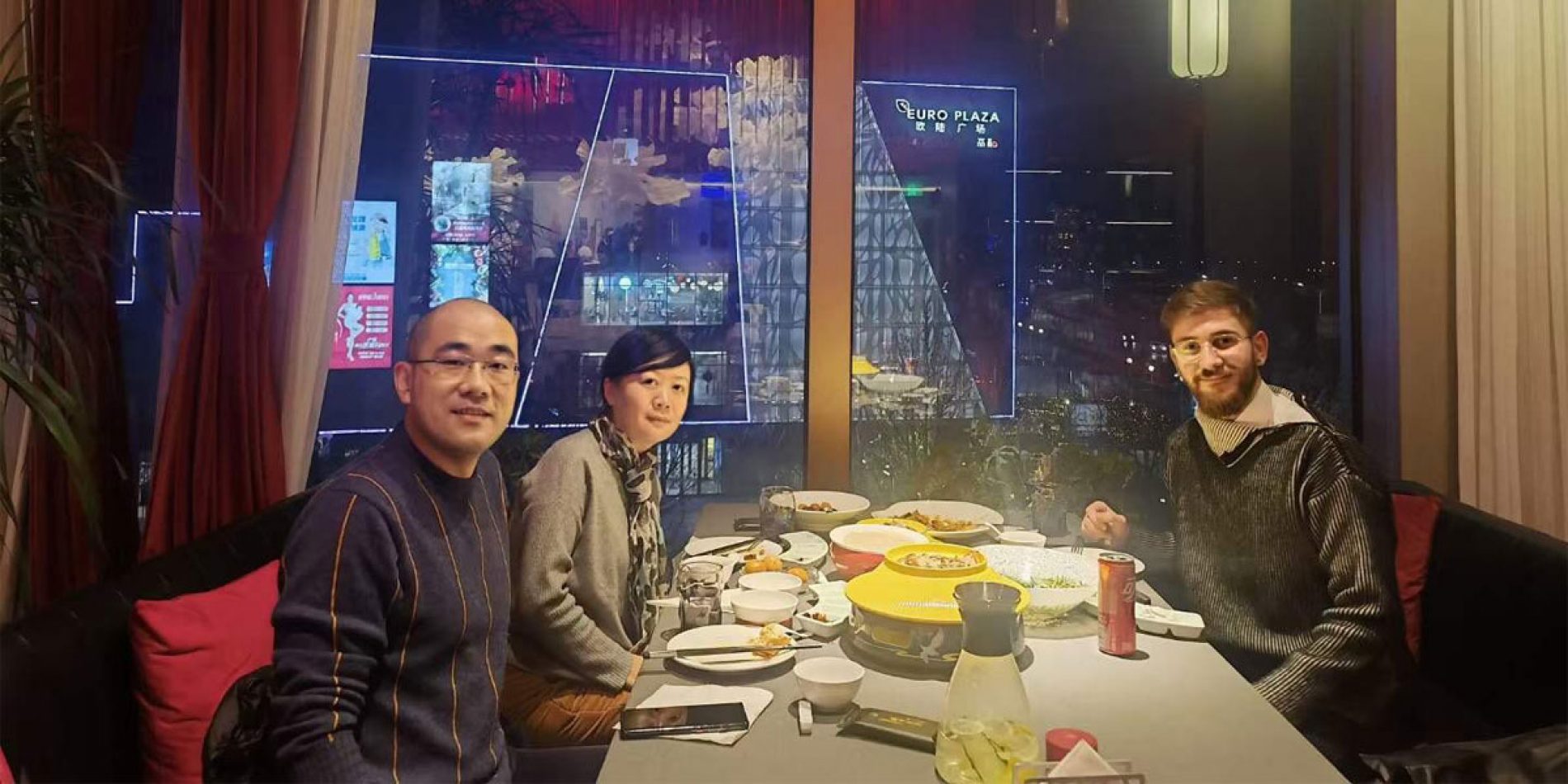 Derneğimizin Pekin Temsilcisi Sn.Ali Berat BEŞER  王青 Hanıma Akşam Yemeğinde Misafiri Oldu